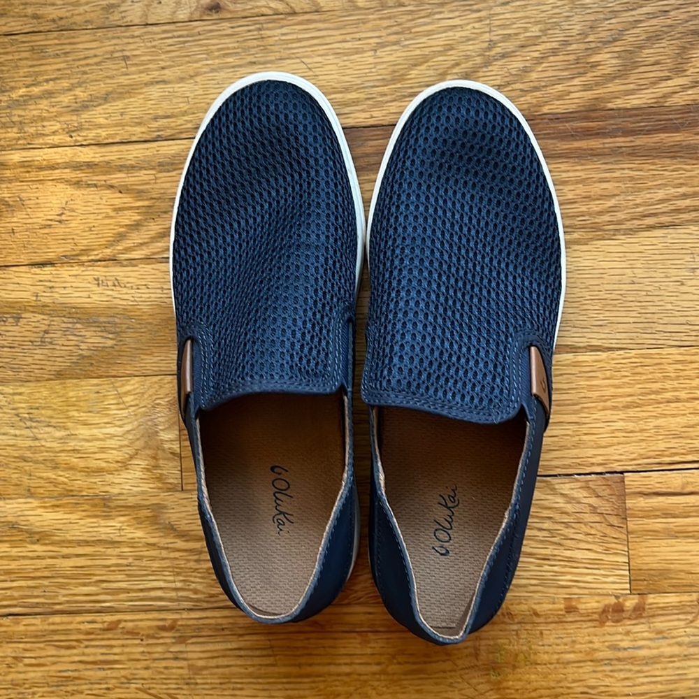 OluKai Pehuea Navy women’s size 7 slip on shoe—almost new condition